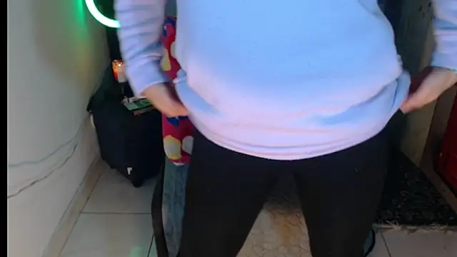 Snapshot of Milf_Valeria chatting on 10-29-25, 02:41 Milf Valeria online show from 10-29-25, 02:41