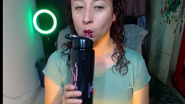 Snapshot of Milf_Valeria chatting on 11-11-25, 02:06 Milf Valeria online show from 11-11-25, 02:06