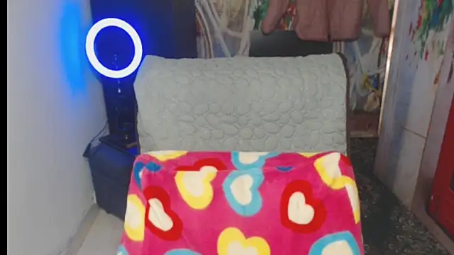 Snapshot of Milf_Valeria chatting on 11-19-25, 04:07 Milf Valeria online show from 11-19-25, 04:07