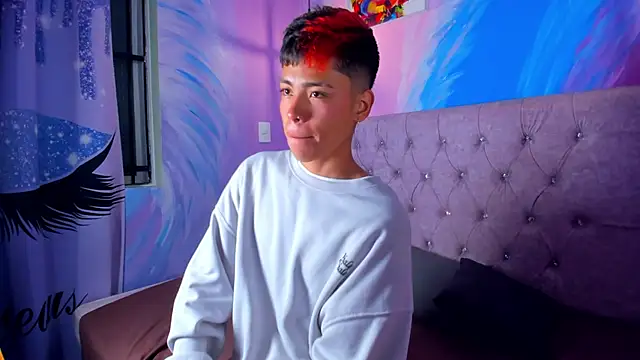 Snapshot of MaxiWildd chatting on 10-11-25, 12:47 MaxiWildd online show from 10-11-25, 12:47