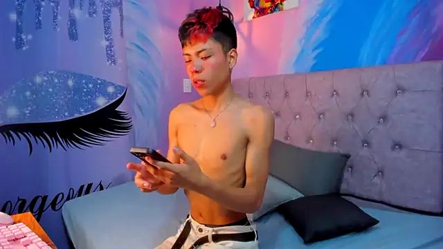 Snapshot of MaxiWildd chatting on 11-05-25, 01:00 MaxiWildd online show from 11-05-25, 01:00