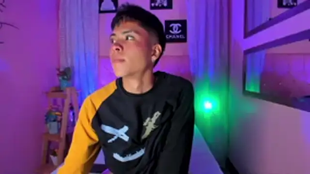 Snapshot of MaxiWildd chatting on 11-24-25, 01:00 MaxiWildd online show from 11-24-25, 01:00