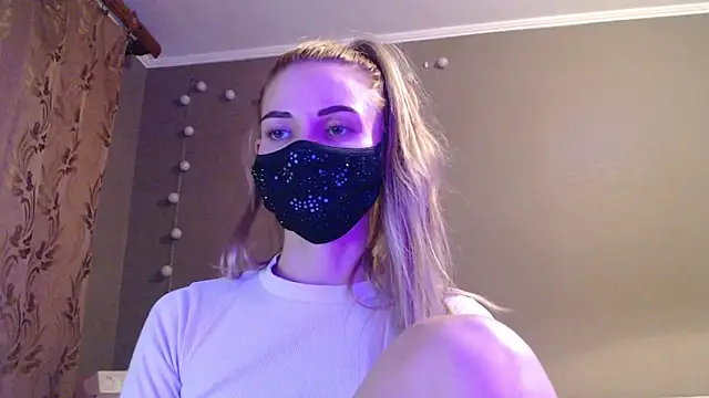 Snapshot of Iris_lave chatting on 09-15-25, 04:18 Iris lave online show from 09-15-25, 04:18