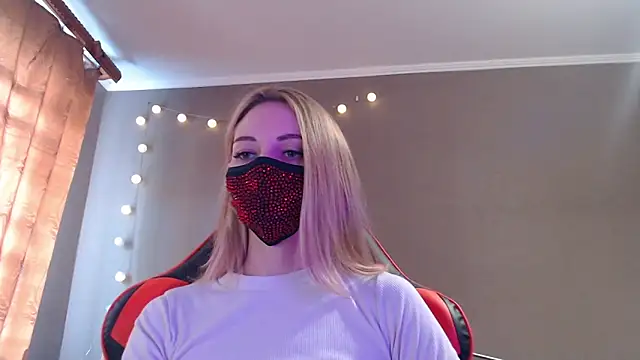 Snapshot of Iris_lave chatting on 10-15-25, 12:05 Iris lave online show from 10-15-25, 12:05