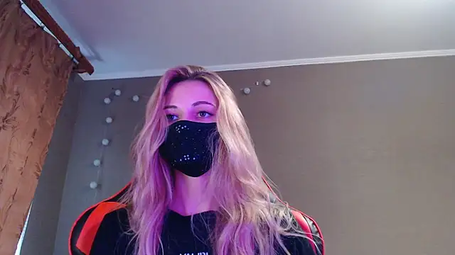 Snapshot of Iris_lave chatting on 10-18-25, 02:40 Iris lave online show from 10-18-25, 02:40