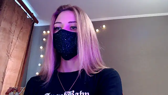 Snapshot of Iris_lave chatting on 12-21-25, 12:56 Iris lave online show from 12-21-25, 12:56