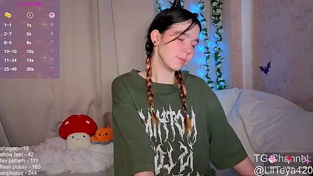 Snapshot of little_Teya chatting on 10-16-25, 11:11 little Teya online show from 10-16-25, 11:11