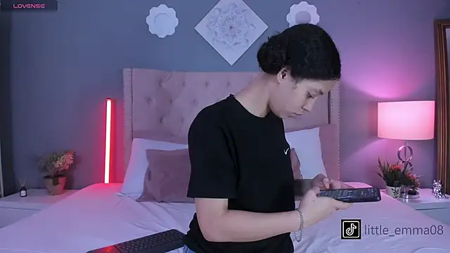 Snapshot of Joe_And_Emma chatting on 11-06-25, 11:04 Joe And Emma online show from 11-06-25, 11:04