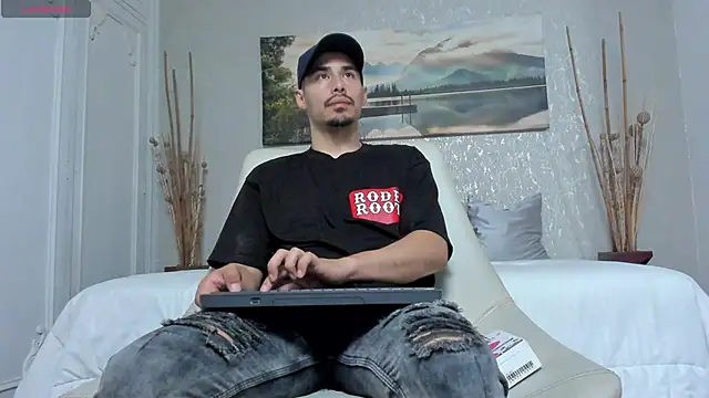 loghan fox online show from 09-24-25, 03:32