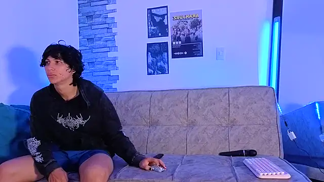 Snapshot of DavidAndClare chatting on 11-25-25, 01:22 DavidAndClare online show from 11-25-25, 01:22