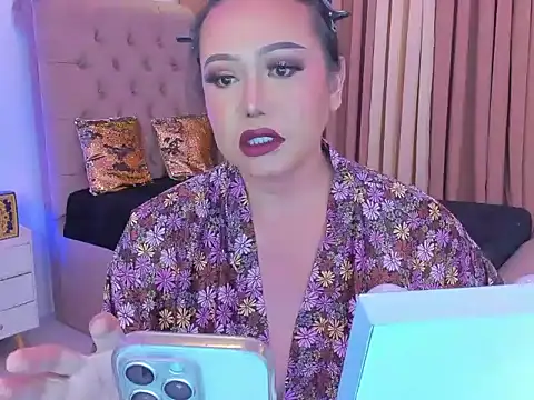 Snapshot of dianaCortney_21 chatting on 10-17-25, 01:25 dianaCortney 21 online show from 10-17-25, 01:25