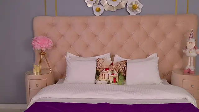 NoraHaynes online show from 12-20-25, 03:13