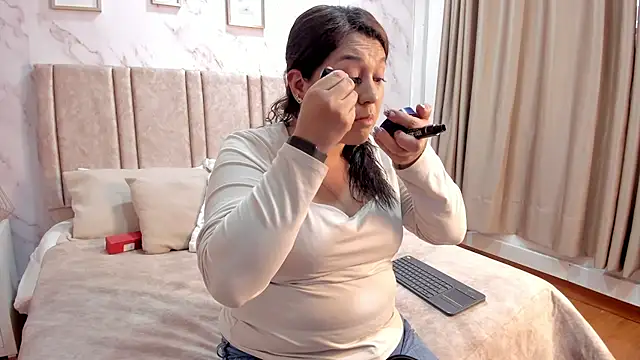 Snapshot of Paula_And chatting on 10-23-25, 07:56 Paula And online show from 10-23-25, 07:56