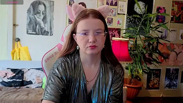 Snapshot of Sienna-Cow chatting on 09-24-25, 11:02 Sienna-Cow online show from 09-24-25, 11:02