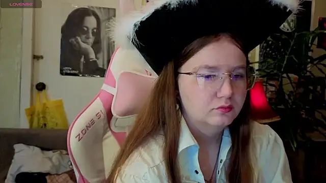 Snapshot of Sienna-Cow chatting on 10-08-25, 11:41 Sienna-Cow online show from 10-08-25, 11:41