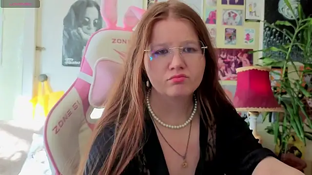 Snapshot of Sienna-Cow chatting on 10-12-25, 11:42 Sienna-Cow online show from 10-12-25, 11:42