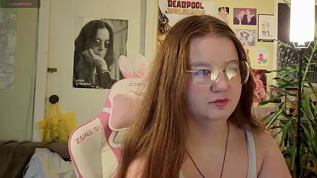 Snapshot of Sienna-Cow chatting on 10-22-25, 12:05 Sienna-Cow online show from 10-22-25, 12:05