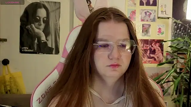 Snapshot of Sienna-Cow chatting on 10-25-25, 01:07 Sienna-Cow online show from 10-25-25, 01:07