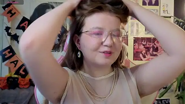 Snapshot of Sienna-Cow chatting on 10-29-25, 11:45 Sienna-Cow online show from 10-29-25, 11:45