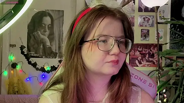 Snapshot of Sienna-Cow chatting on 12-15-25, 05:28 Sienna-Cow online show from 12-15-25, 05:28