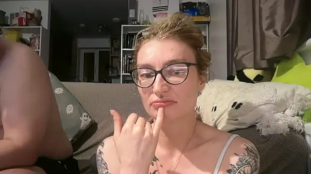 Snapshot of harleyblair chatting on 06-17-26, 10:10 harleyblair online show from 06-17-26, 10:10