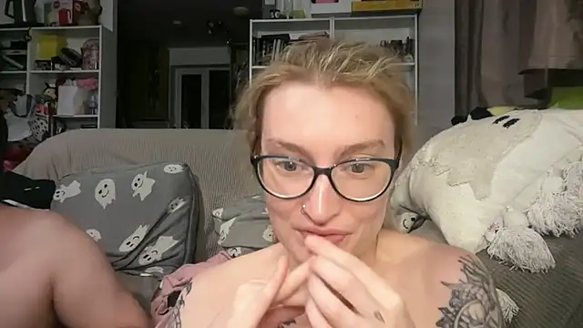 Snapshot of harleyblair chatting on 06-19-26, 01:43 harleyblair online show from 06-19-26, 01:43
