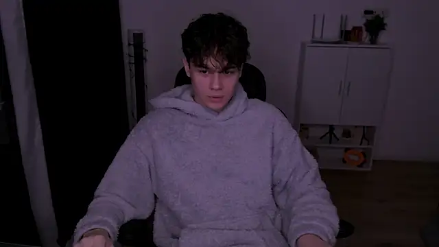 Tom-Eros online show from 04-17-26, 08:01