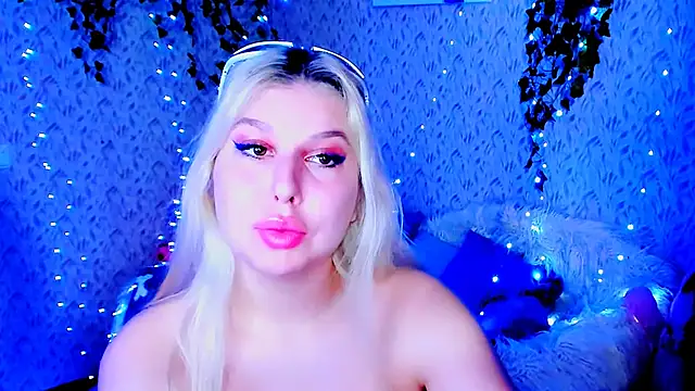 Snapshot of ChloeRicc chatting on 11-10-25, 12:15 ChloeRicc online show from 11-10-25, 12:15