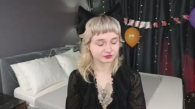 Snapshot of Tori_Cutie chatting on 10-30-25, 12:12 Tori Cutie online show from 10-30-25, 12:12