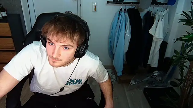 Snapshot of Rudi2007Eye chatting on 02-25-26, 07:34 Rudi2007Eye online show from 02-25-26, 07:34