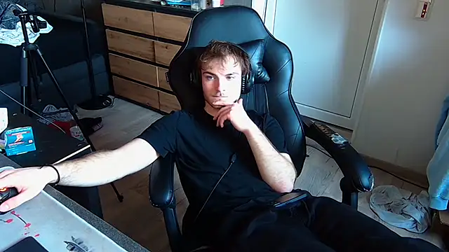 Snapshot of Rudi2007Eye chatting on 02-26-26, 02:49 Rudi2007Eye online show from 02-26-26, 02:49