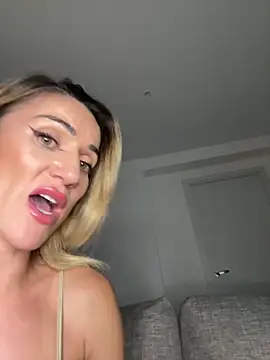 CamyBlossom online show from 10-15-25, 04:51