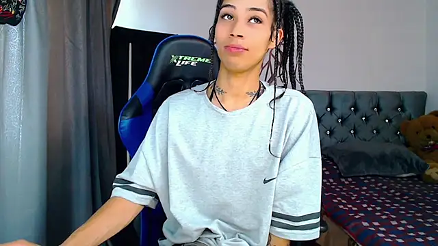 Snapshot of Sweet-Cris chatting on 09-18-25, 03:03 Sweet-Cris online show from 09-18-25, 03:03