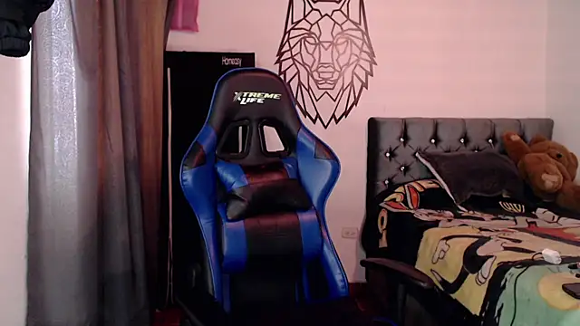 Snapshot of Sweet-Cris chatting on 10-15-25, 02:28 Sweet-Cris online show from 10-15-25, 02:28