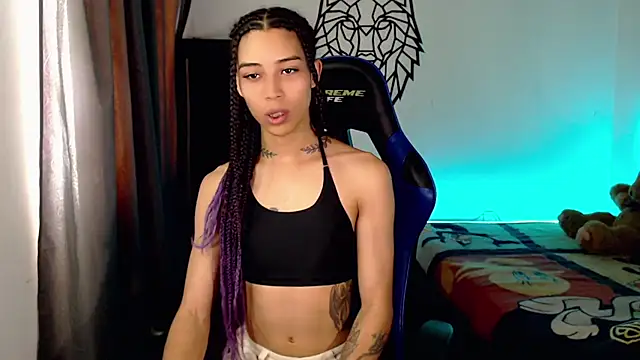 Snapshot of Sweet-Cris chatting on 11-14-25, 03:00 Sweet-Cris online show from 11-14-25, 03:00