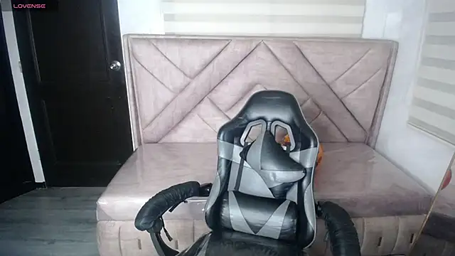 Snapshot of Luna_Star_v chatting on 10-18-25, 03:31 Luna Star v online show from 10-18-25, 03:31