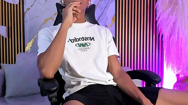 Snapshot of JulienSaint chatting on 10-15-25, 12:16 JulienSaint online show from 10-15-25, 12:16