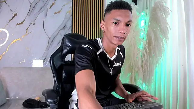 Snapshot of JulienSaint chatting on 07-19-26, 01:37 JulienSaint online show from 07-19-26, 01:37