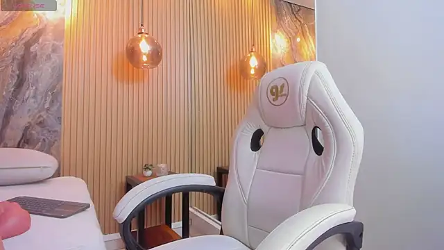 Snapshot of chloe_murray chatting on 09-27-25, 05:51 chloe murray online show from 09-27-25, 05:51