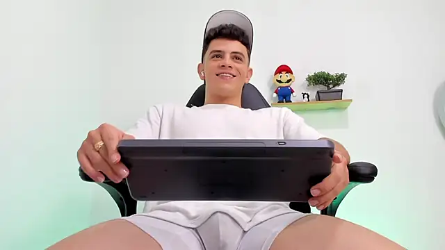 Snapshot of Mikecooper chatting on 10-23-25, 01:38 Mikecooper online show from 10-23-25, 01:38