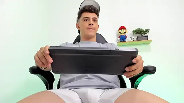 Snapshot of Mikecooper chatting on 11-12-25, 11:25 Mikecooper online show from 11-12-25, 11:25