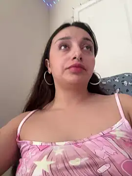 Snapshot of CharmingMaddie chatting on 04-18-26, 05:17 CharmingMaddie online show from 04-18-26, 05:17