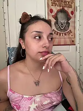 Snapshot of CharmingMaddie chatting on 04-18-26, 07:58 CharmingMaddie online show from 04-18-26, 07:58