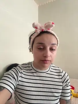Snapshot of CharmingMaddie chatting on 05-13-26, 05:43 CharmingMaddie online show from 05-13-26, 05:43