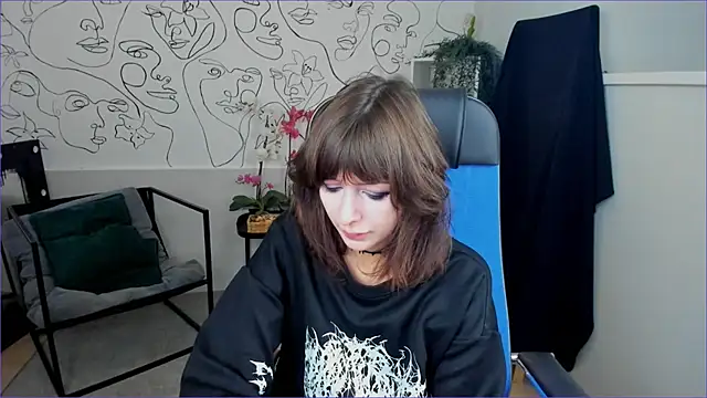 Snapshot of CrystallBloom chatting on 09-30-25, 02:05 CrystallBloom online show from 09-30-25, 02:05