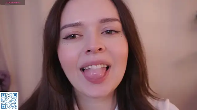 Snapshot of BlissHey chatting on 10-24-25, 04:14 BlissHey online show from 10-24-25, 04:14