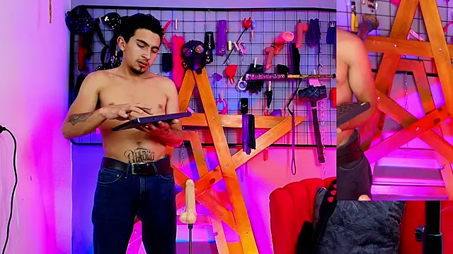 Snapshot of Massteer_dannlook_bdsm chatting on 10-16-25, 07:48 Massteer dannlook bdsm online show from 10-16-25, 07:48