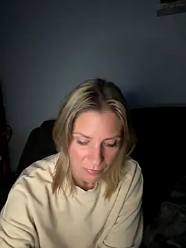 Snapshot of Lexi-Lux-X chatting on 09-21-25, 01:40 Lexi-Lux-X online show from 09-21-25, 01:40