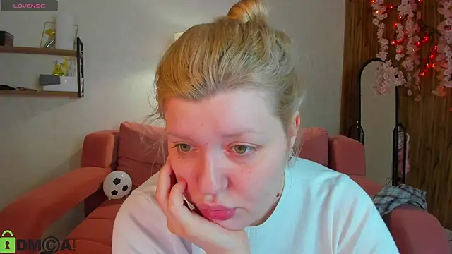 Snapshot of Michele_Greenn chatting on 06-14-26, 01:03 Michele Greenn online show from 06-14-26, 01:03