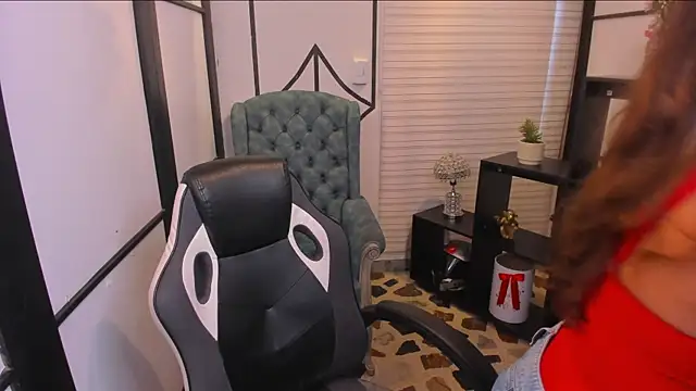 ElaBourn  online show from 12-19-25, 01:51